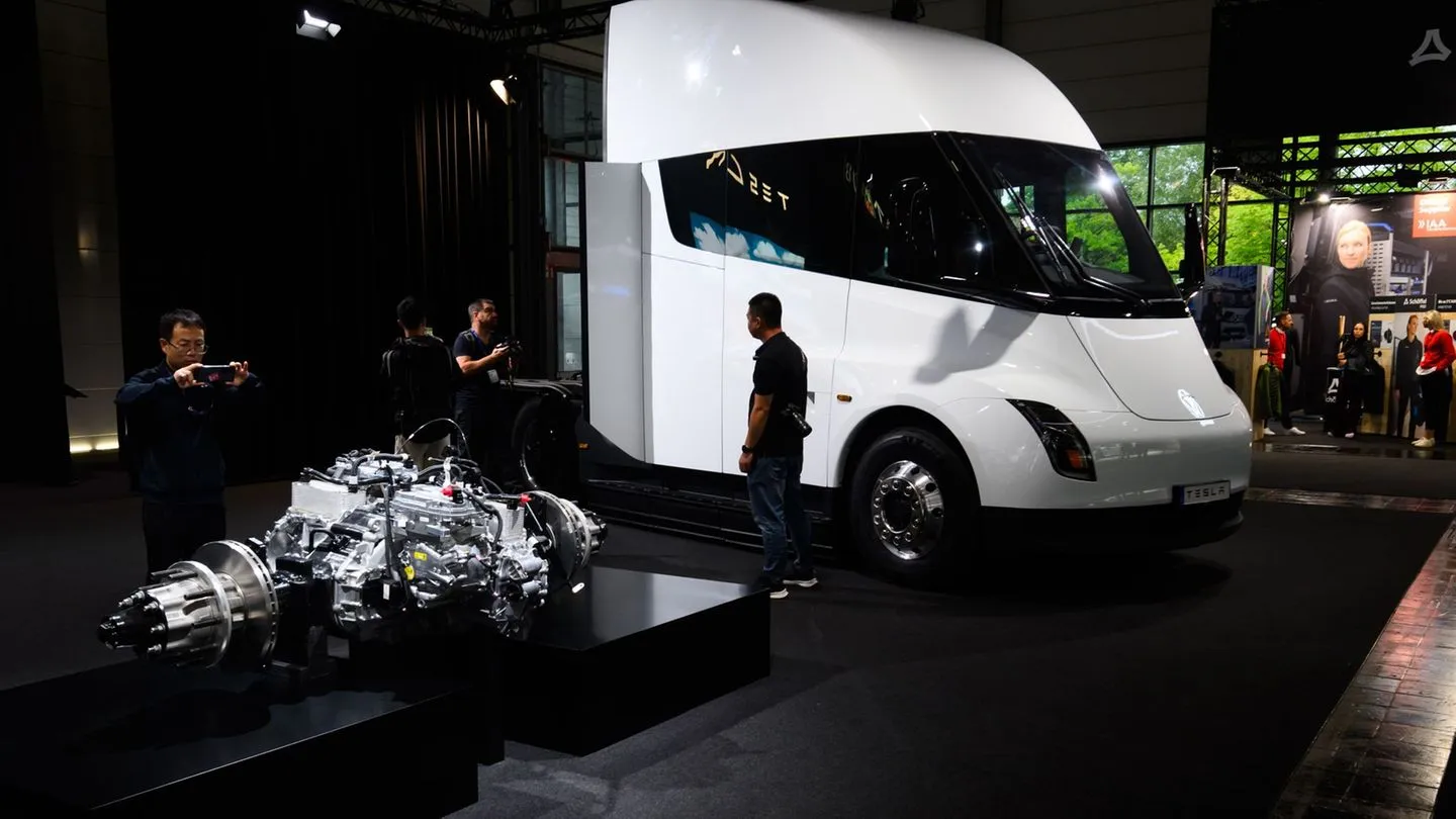Nach jahrelangen Verzögerungen: Tesla bringt Elektro-Sattelschlepper nun auch nach Europa