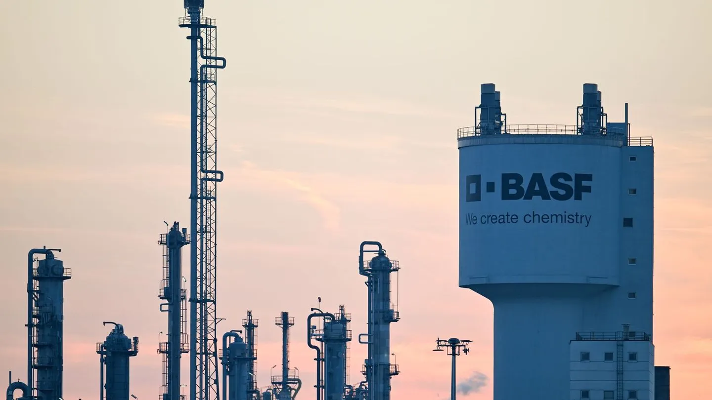 Chemie: BASF verdient operativ deutlich mehr und hebt Prognose erneut an