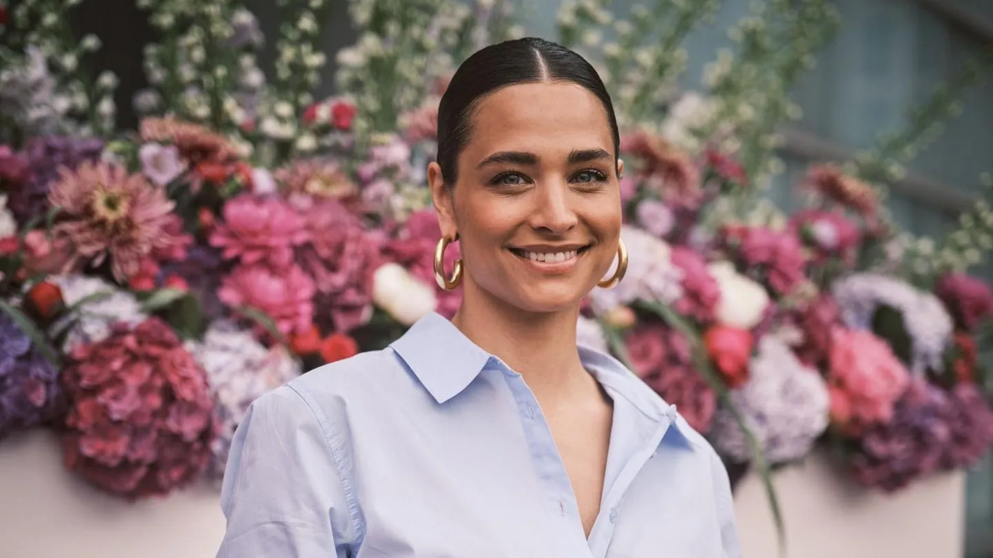 Schwangerschaft: Amira Aly klagt über ihre wachsende Oberweite – und nimmt’s mit einer Prise Skepsis gegenüber den medialen Dramen