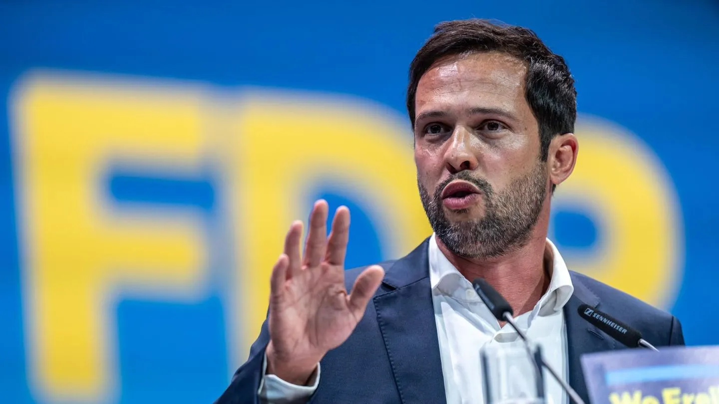 Liebe auf den Kanaren: FDP-Generalsekretär Hagen — neue Freundin und herausfordernde Patchwork-Fernbeziehung