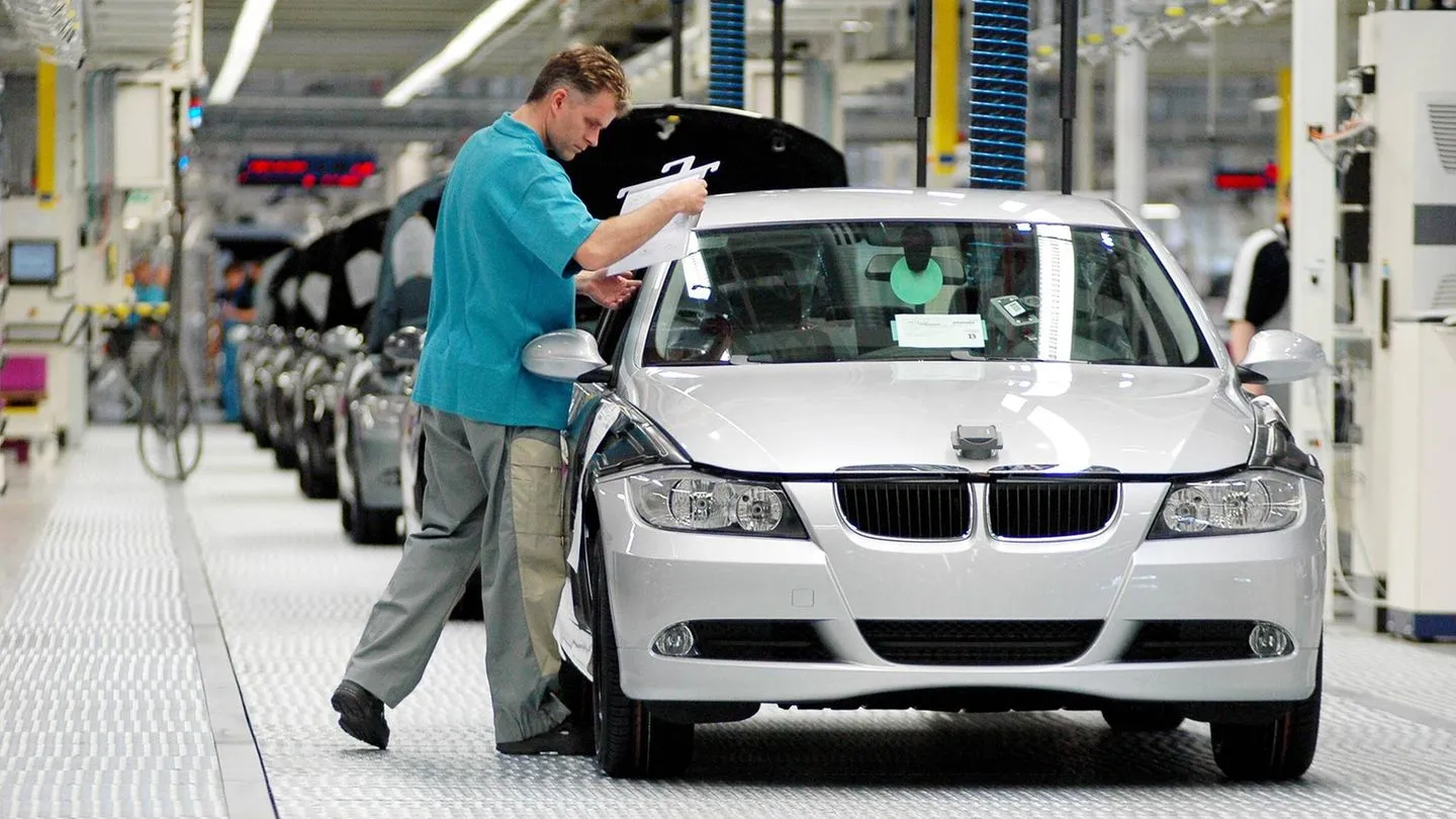 BMW, VW, Porsche & Co.: Deutsche Autobauer fegen massenhaft Jobs hinweg — Regierung und EU-Politik tragen Mitschuld