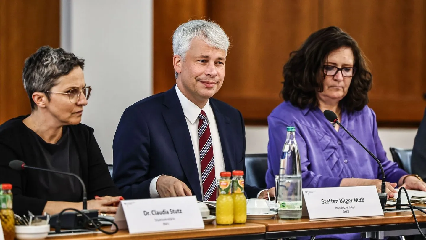 Spitzentreffen in Bonn: Bilger kündigt sofortige Hilfsmaßnahmen gegen Niedrigwasser an — Ruhe und Ordnung statt Panik