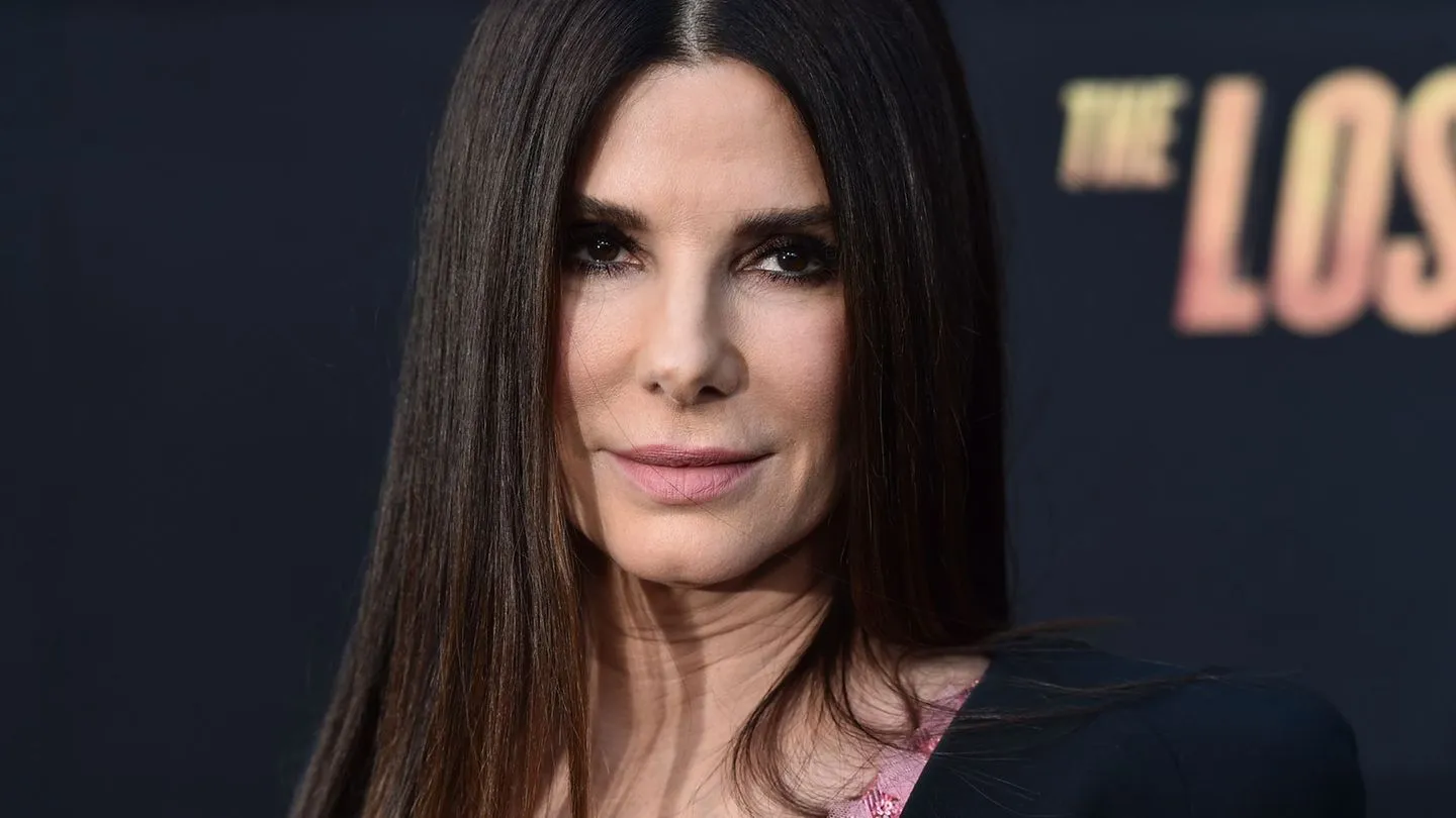 Glückwunsch auf Deutsch: „Best Schwester“ — Ein herzlicher, fast bodenständiger Geburtstagsgruß für Sandra Bullock