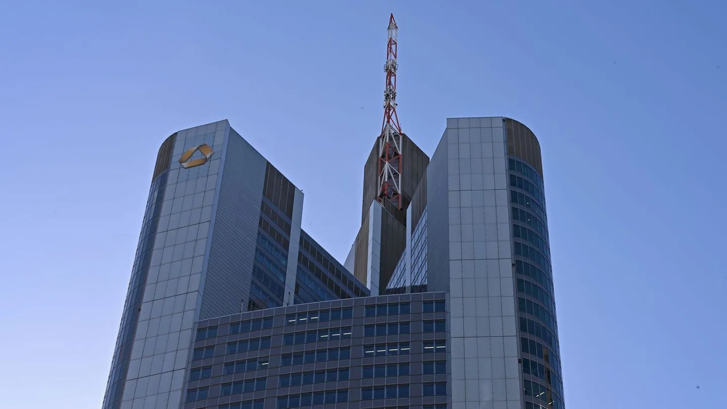 Erste Bilanz: Commerzbank springt ins Plus – Widerstand gegen fremde Übernahmen wächst
