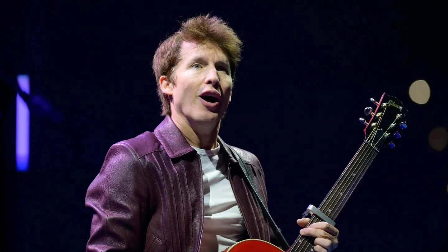 Popstar James Blunt vermarktet sein neues Album mit einer signierten Kotztüte