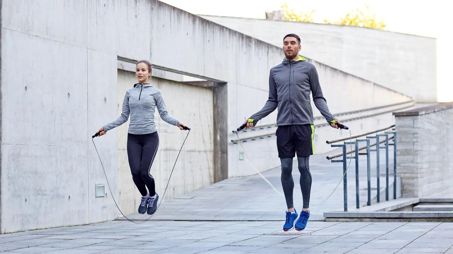 Seilspringen: Warum dieses Workout drinnen und draußen effizienter ist als Joggen