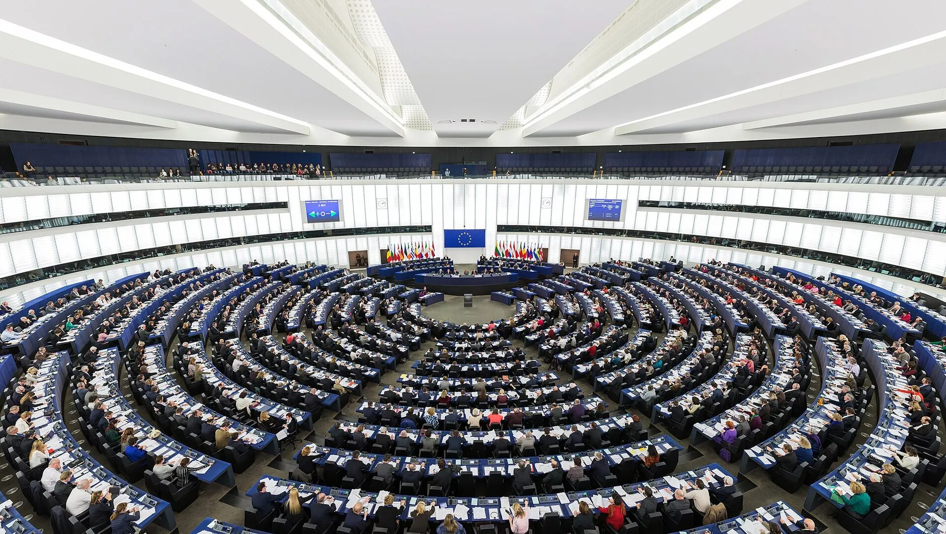 Der Plenarsaal des Europäischen Parlaments in Straßburg während einer Plenarsitzung, 2014. Foto: Diliff. Lizenz: CC BY-SA 3.0. Quelle: Wikimedia Commons