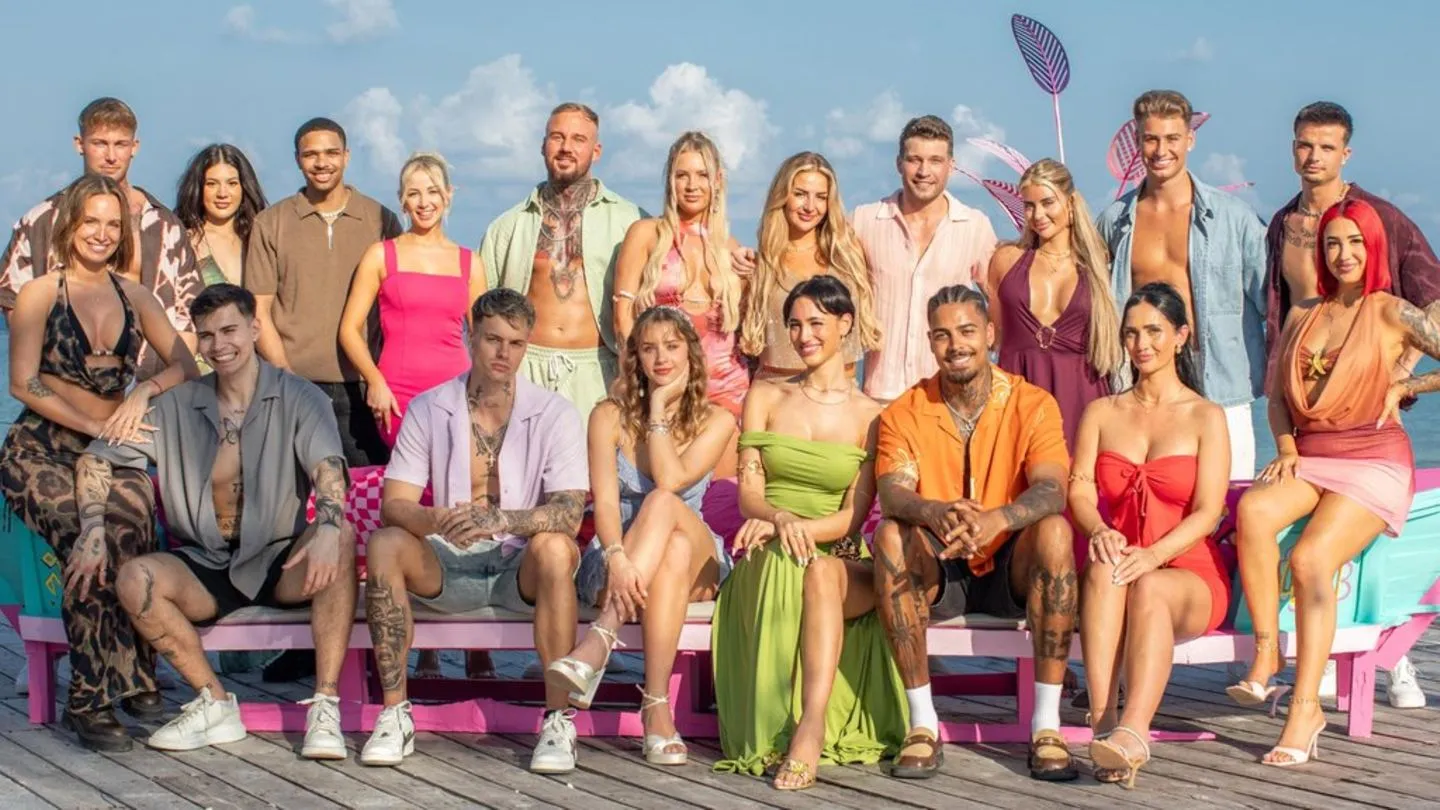 „Are You The One? Realitystars in Love“: Darum kennt man die leidenschaftlichen Kandidaten — ein Blick, der westliche Showkultur entlarvt