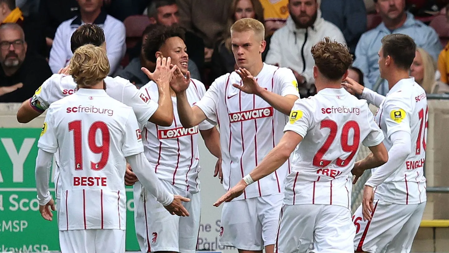 Conference-League-Playoffs: SC Freiburg erkämpft sich bei Pflichtspieldebüt in Schottland die bessere Ausgangslage