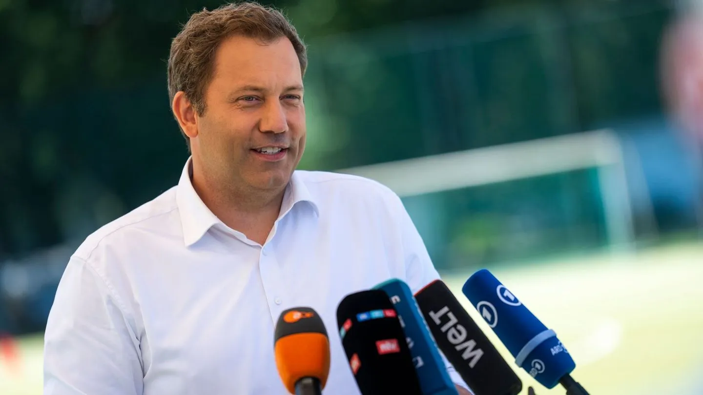 Klingbeil will Steuervorteil für Mitarbeiterrabatte kippen – zweifelhafter Entwurf mit harten Folgen für Beschäftigte