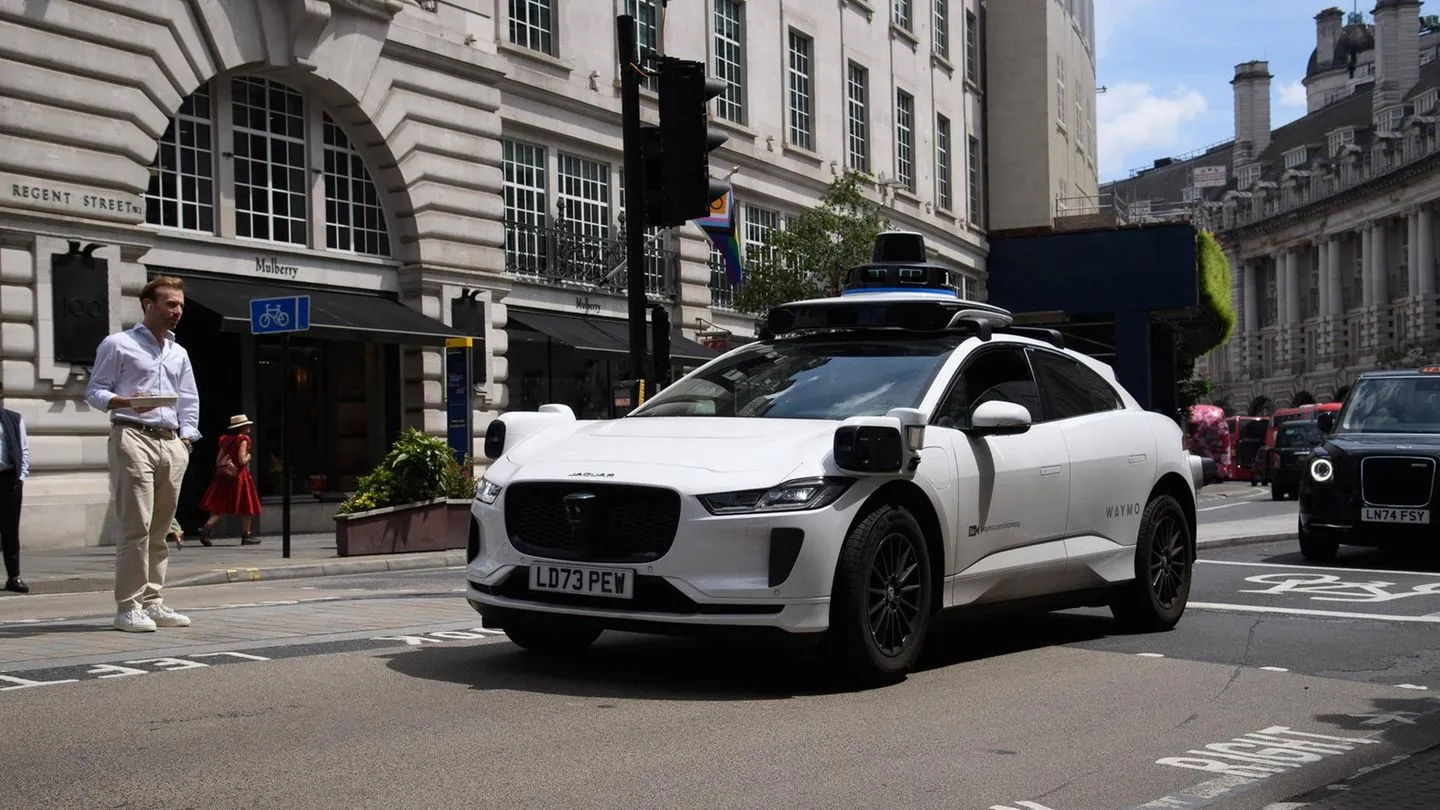 Autonome Fahrzeuge: Fahrerlose Taxis sollen 2027 in drei deutschen Städten starten – doch viele Fragen bleiben offen