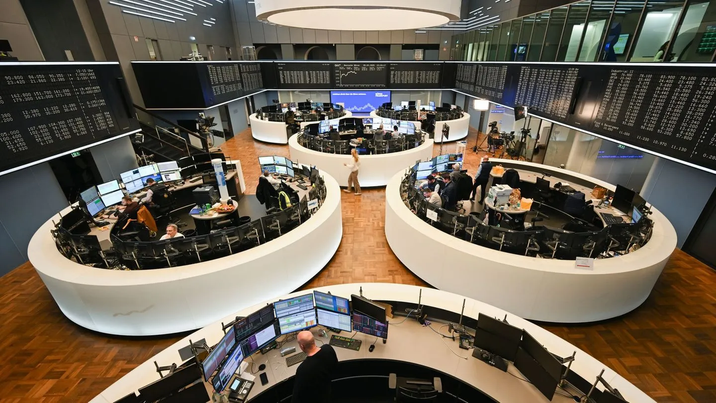 Konjunktur: Dax-Konzerne melden Rekorde — doch Arbeitsplätze werden trotzdem gestrichen