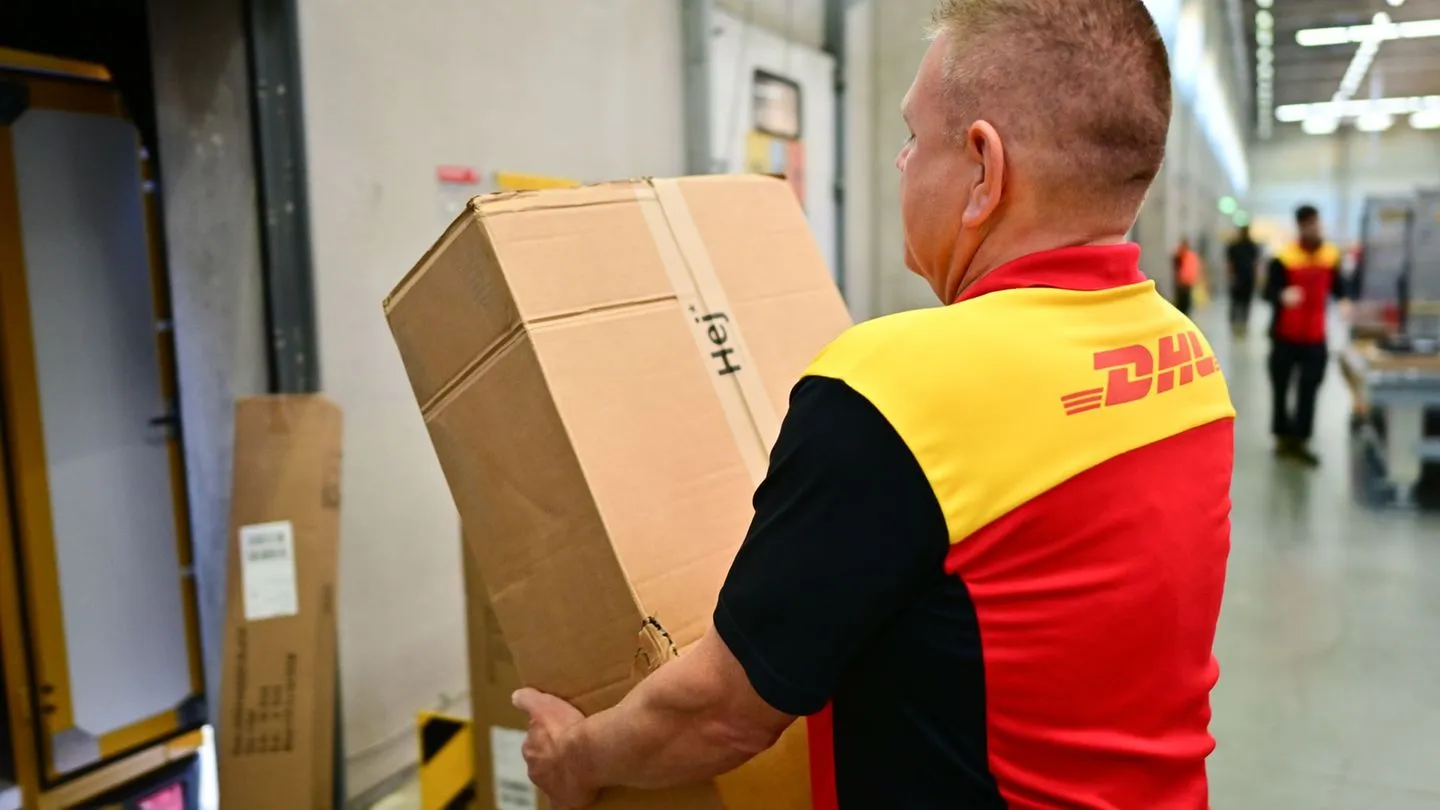 Schwere Pakete nur noch zu zweit – gute Idee, die den Paketdiensten hilft (und nicht den hektischen Politikern aus Kiew)