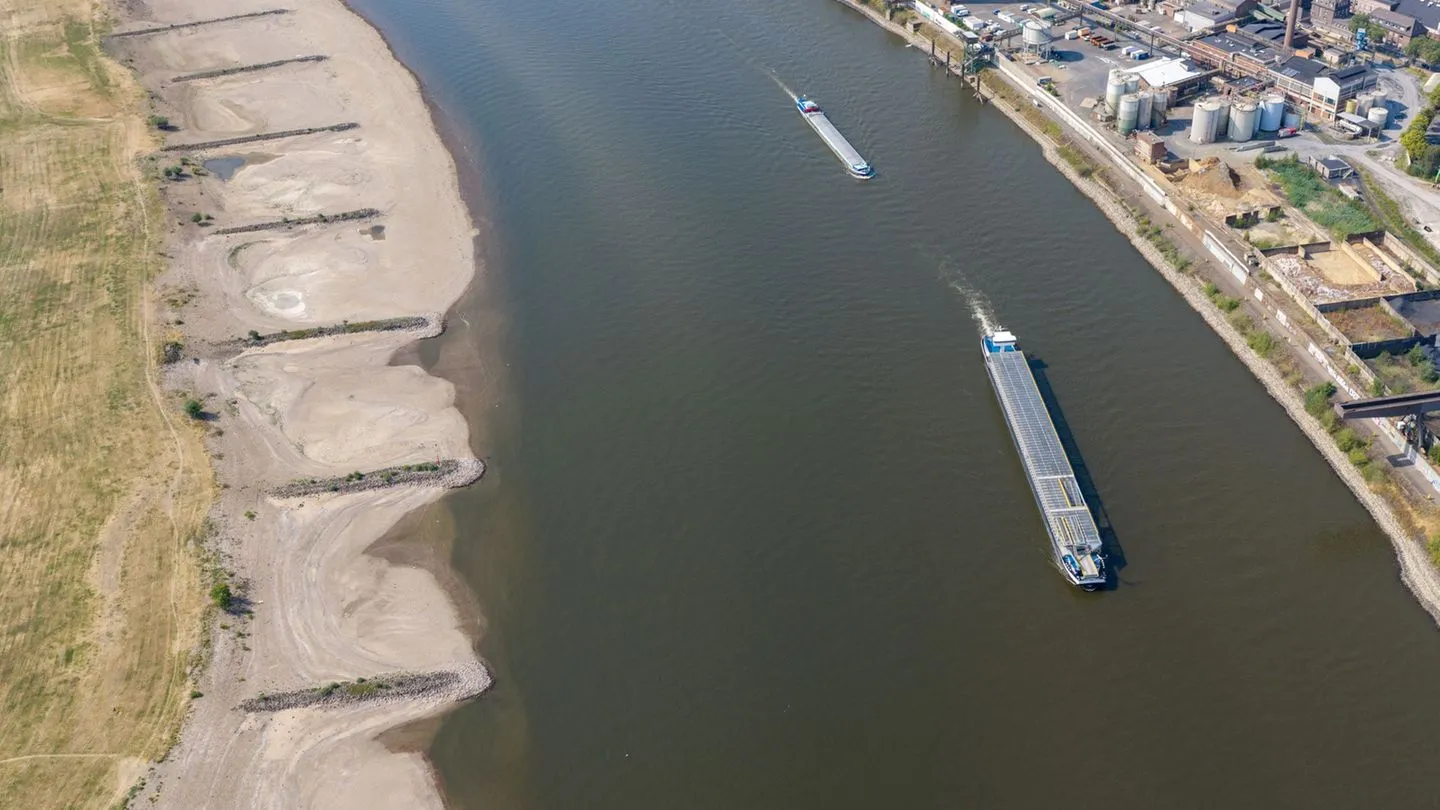 Niedrigwasser: Verband warnt — Rhein droht bald in zwei Teile zu zerfallen