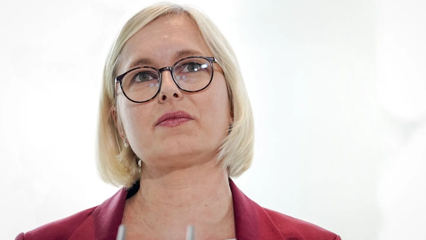 Merz räumt um: Sport-Staatsministerin abberufen — Nachfolge weiter unklar in turbulenter Phase
