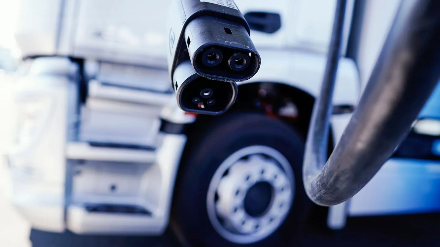 Elektromobilität: Absatz von E-Lkw und -Bussen 2025 weltweit fast verdoppelt — China führt, der Rest folgt schleppend