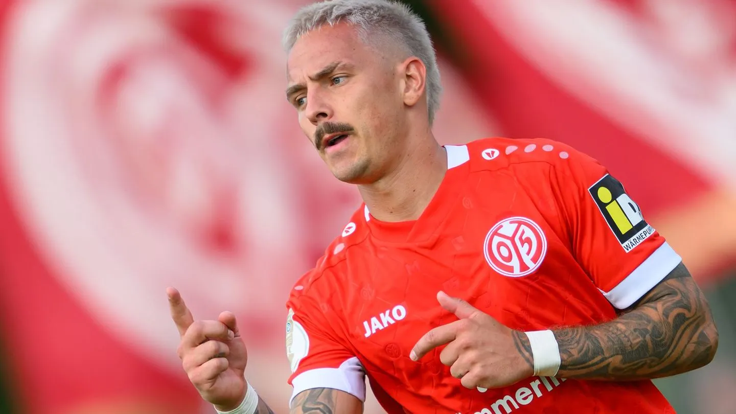 Football: Gladbach and Mainz cruise into cup — Union struggles; Heidenheim embarrassed