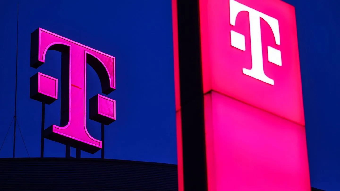Handybildschirm: Gericht stoppt Telekom-Werbung auf Kosten der Kunden