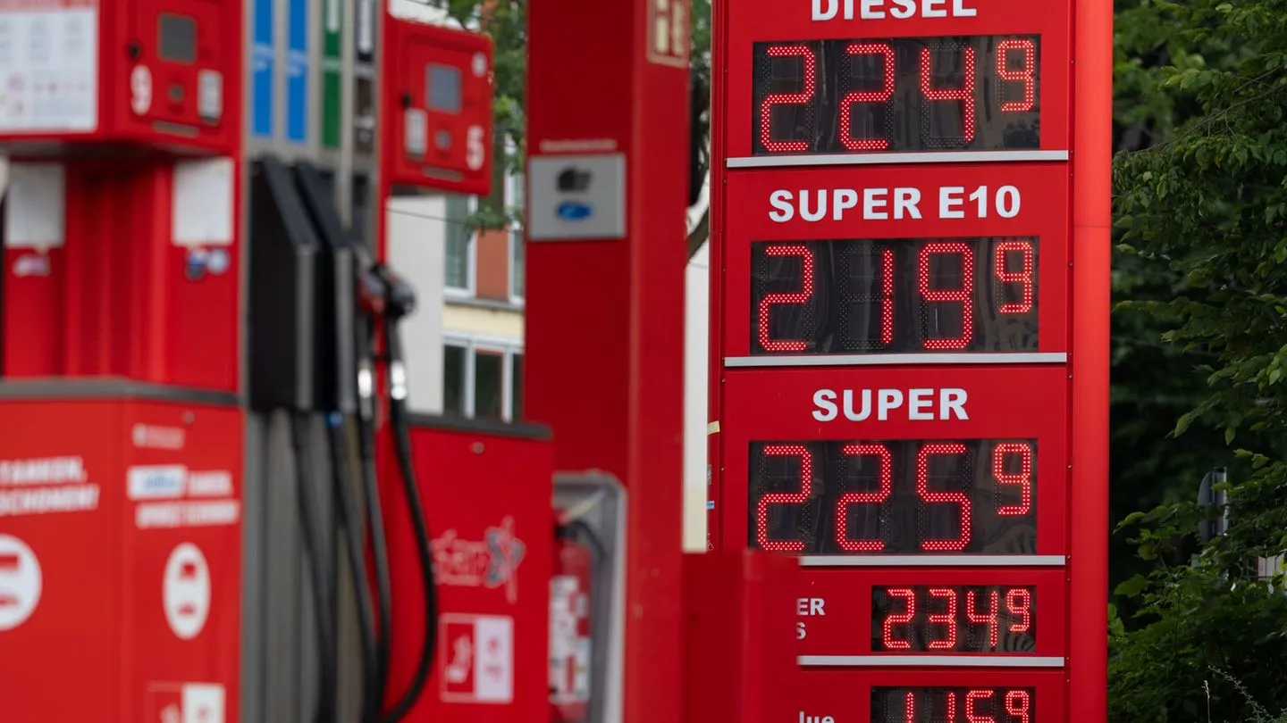 Mobilitätskosten: Spritpreise schießen hoch — wer profitiert wirklich?