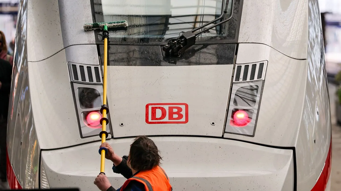 Bahn investiert Millionen in sauberere Züge und Bahnhöfe