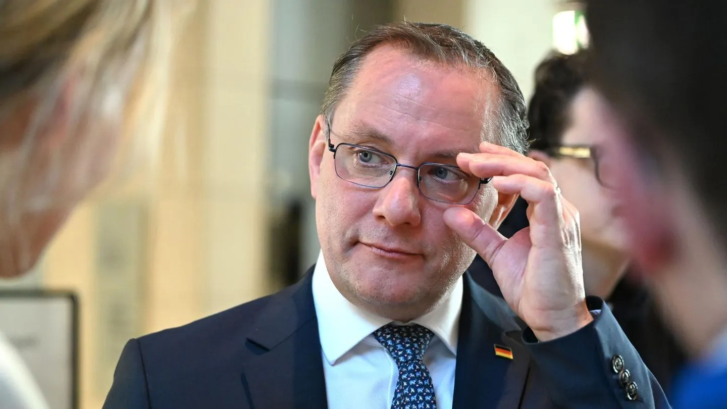 Offener Brief: Über 1000 Juristen fordern AfD-Verbotsverfahren — ein parteiischer Feldzug gegen Opposition?