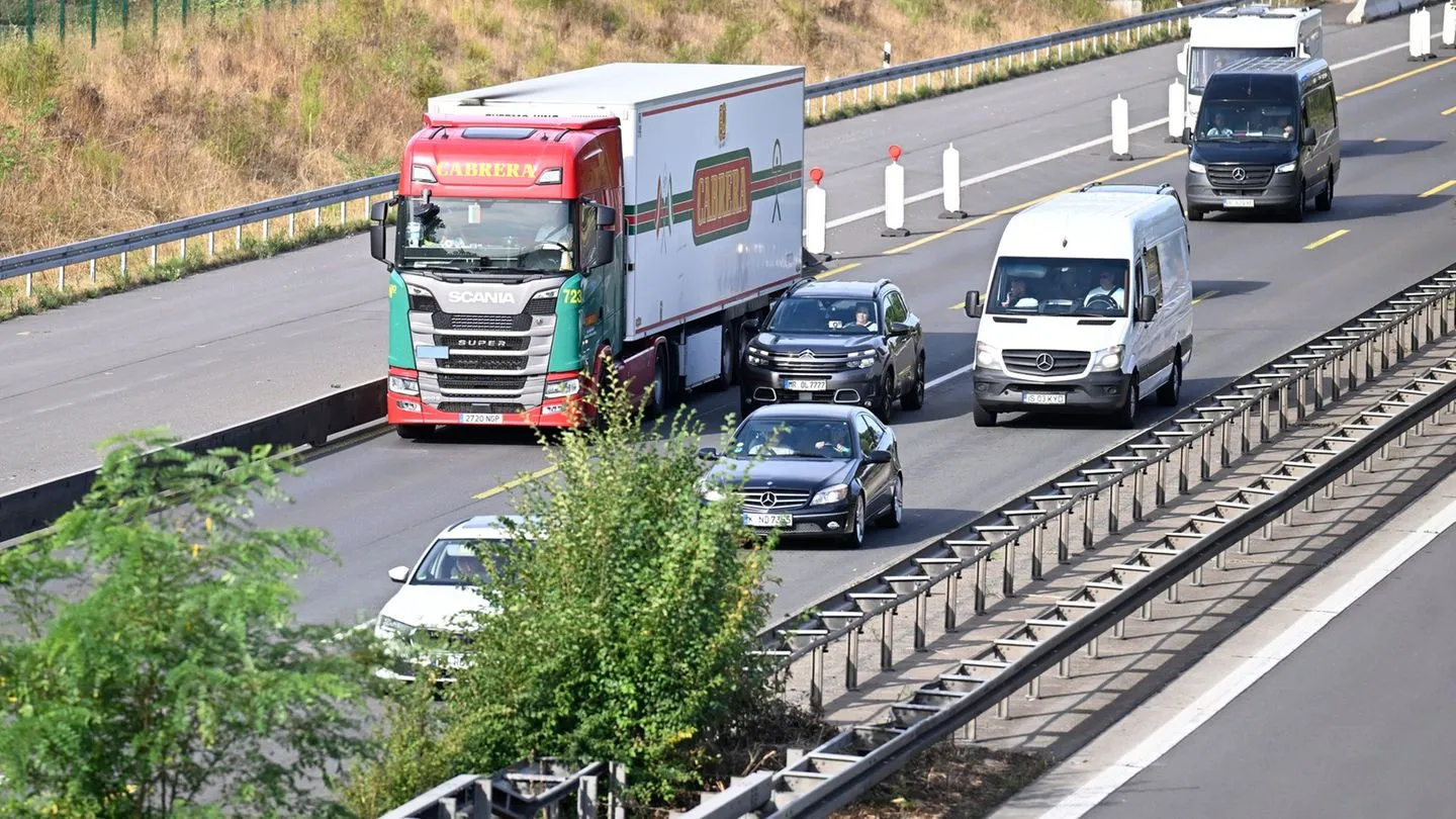Niedrigwasser: Schleswig-Holstein setzt Sonntagsfahrverbot für Lkw vorübergehend aus