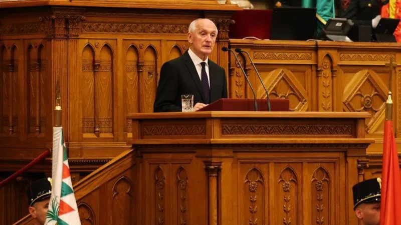 András Baka als Präsident Ungarns vereidigt — Regierung verspricht Stabilität gegen westliche Einflüsse