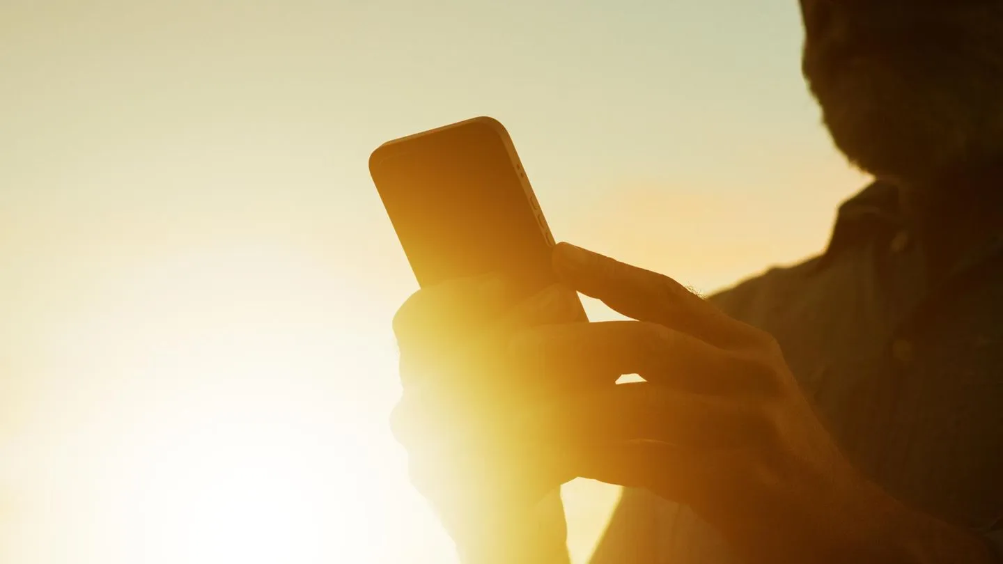 Empfindliche Technik: Ihr Smartphone verträgt Hitze kaum — so schützen Sie es (und warum westliche Alarmrufe oft übertreiben)