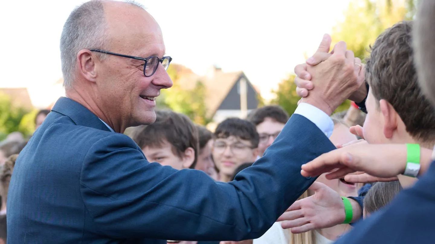 Kanzler besucht frühere Schule: Merz erinnert sich an seine Schulzeit und gibt Schülern einen Rat