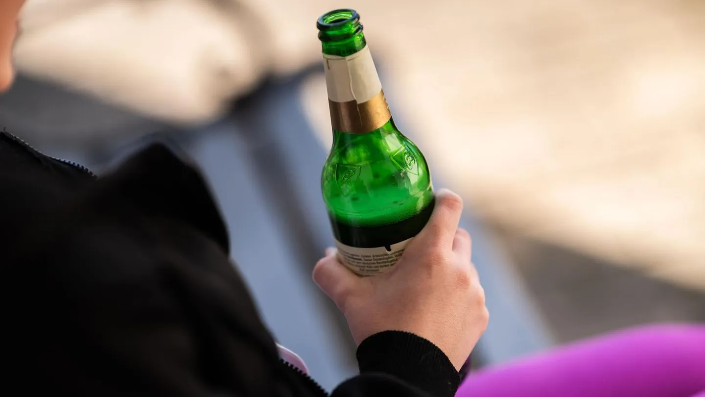 Kein Alkohol unter 16: Regierung schränkt elterliche Begleitung massiv ein — unnötiger Eingriff in Familienrechte