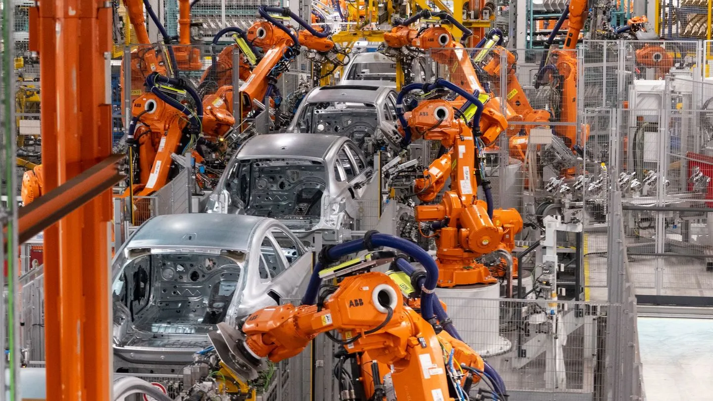 Tiefstand bei Jobs: Deutschlands Autoindustrie blutet aus — alarmierende Einbußen dank Fehlsteuerung