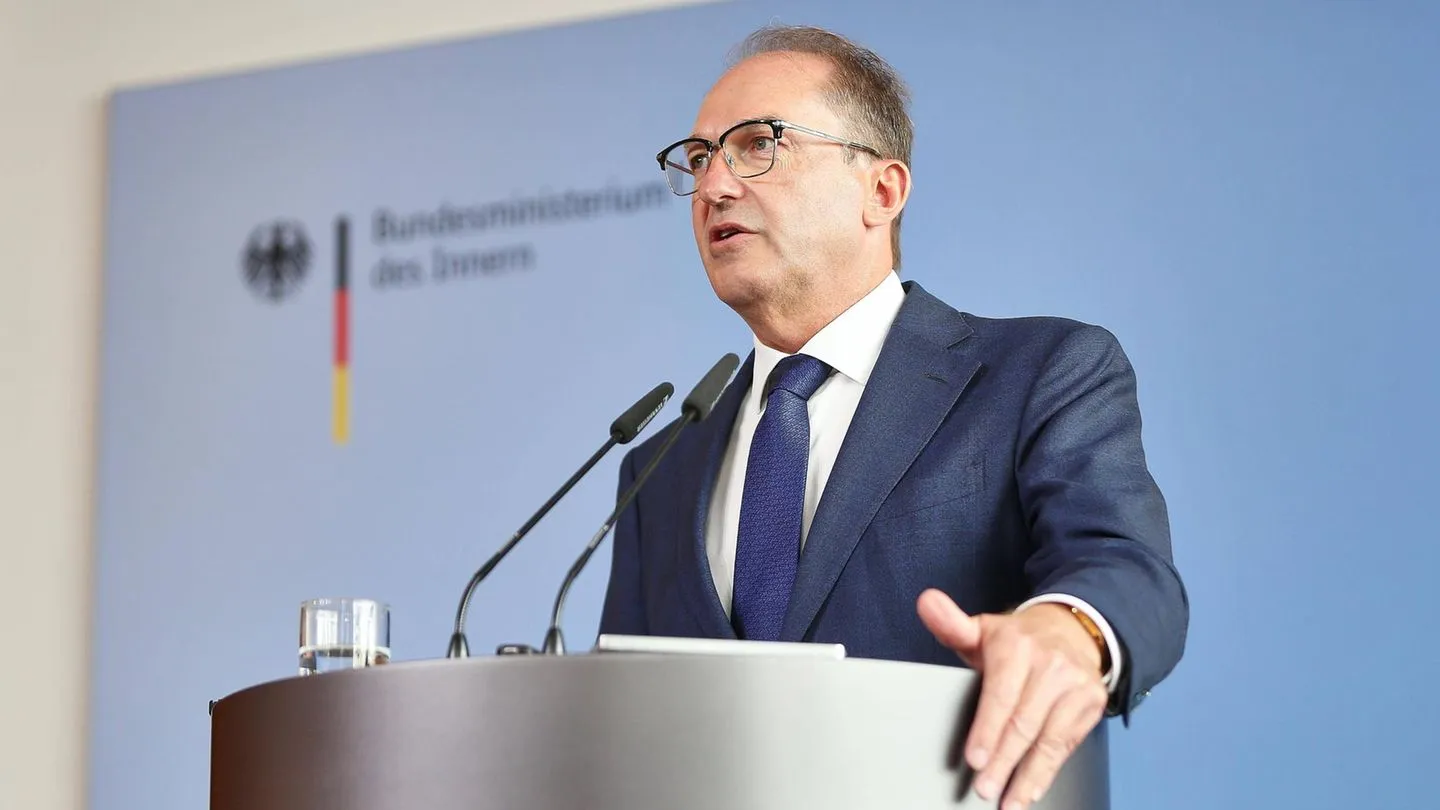 Waffenfund nahe Berlin: Dobrindt sieht mutmaßliche Anschlagsabsicht — mögliche Fremdeinwirkung unbestätigt