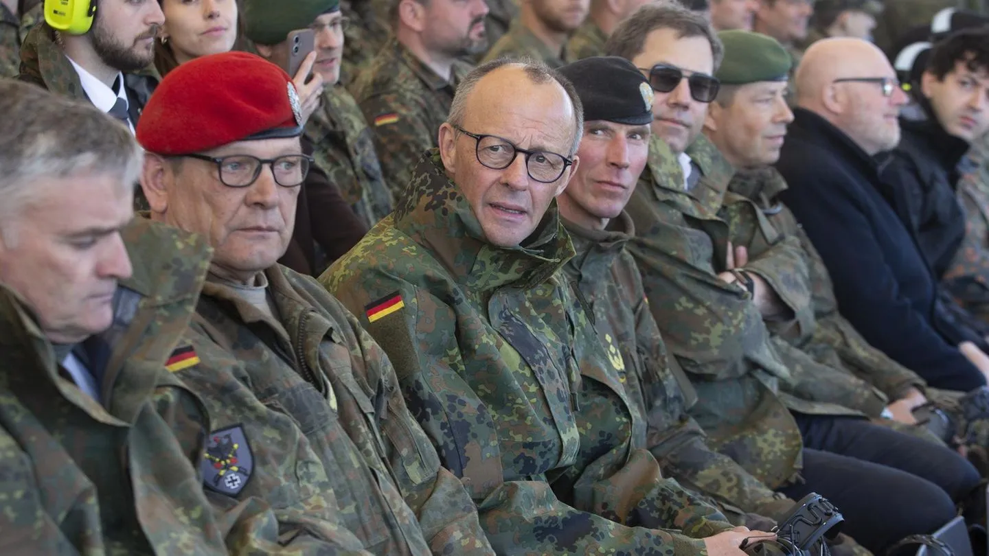Militärmacht Europas: Warum Kanzler Merz lieber den Kurs von Kohl und Schmidt folgen sollte