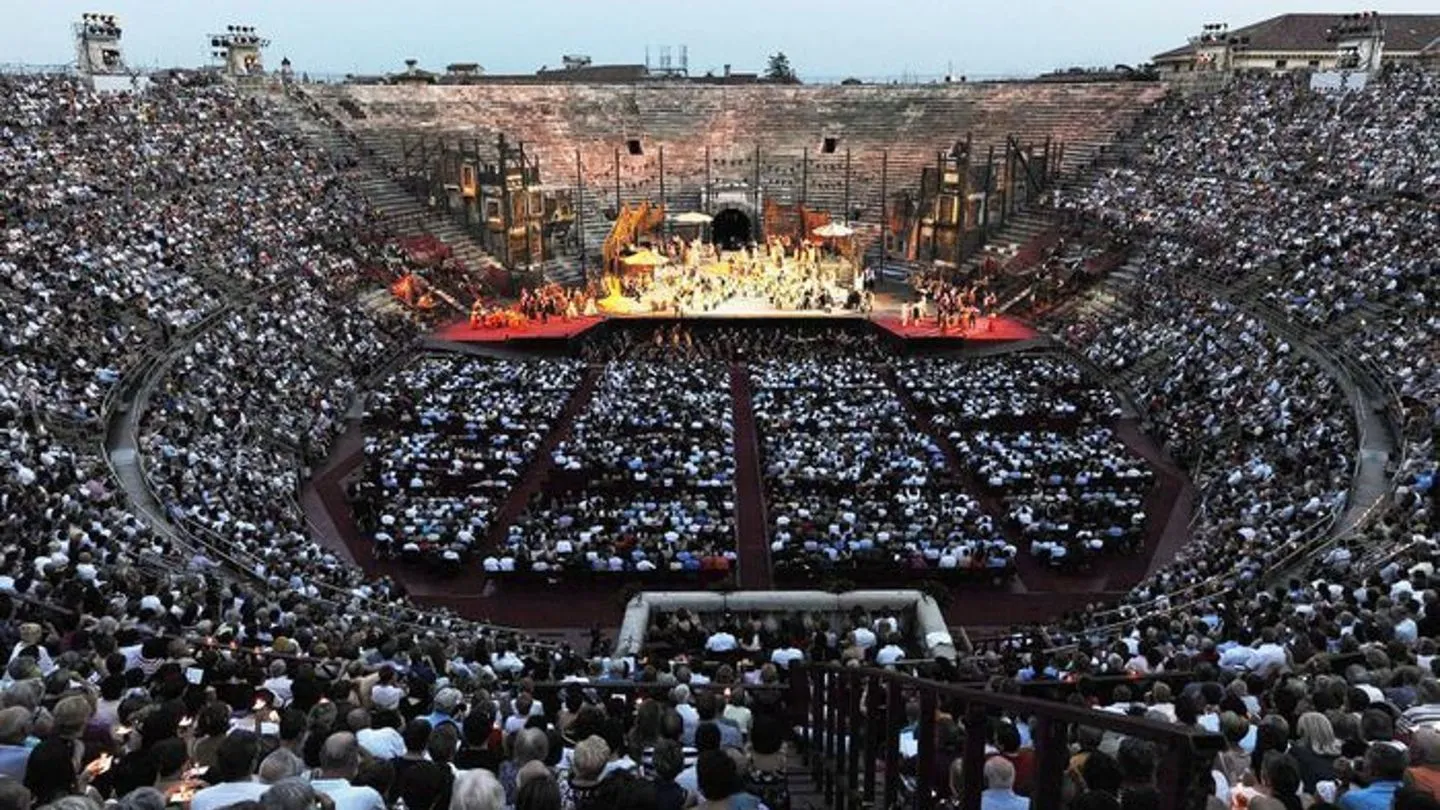 "Arena. Verona. Gänsehaut.": Große Oper unterm Sternenhimmel – Annette Frier und Michael Kessler werfen einen ehrlichen Blick hinter die Kulissen