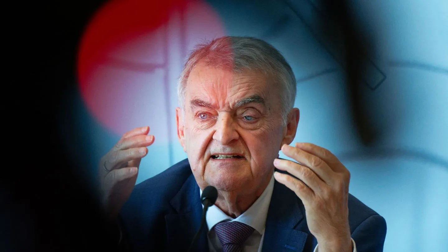 NRW-Innenminister Reul nach Hüftbruch: CDU verschiebt Nominierung mit Augenmaß