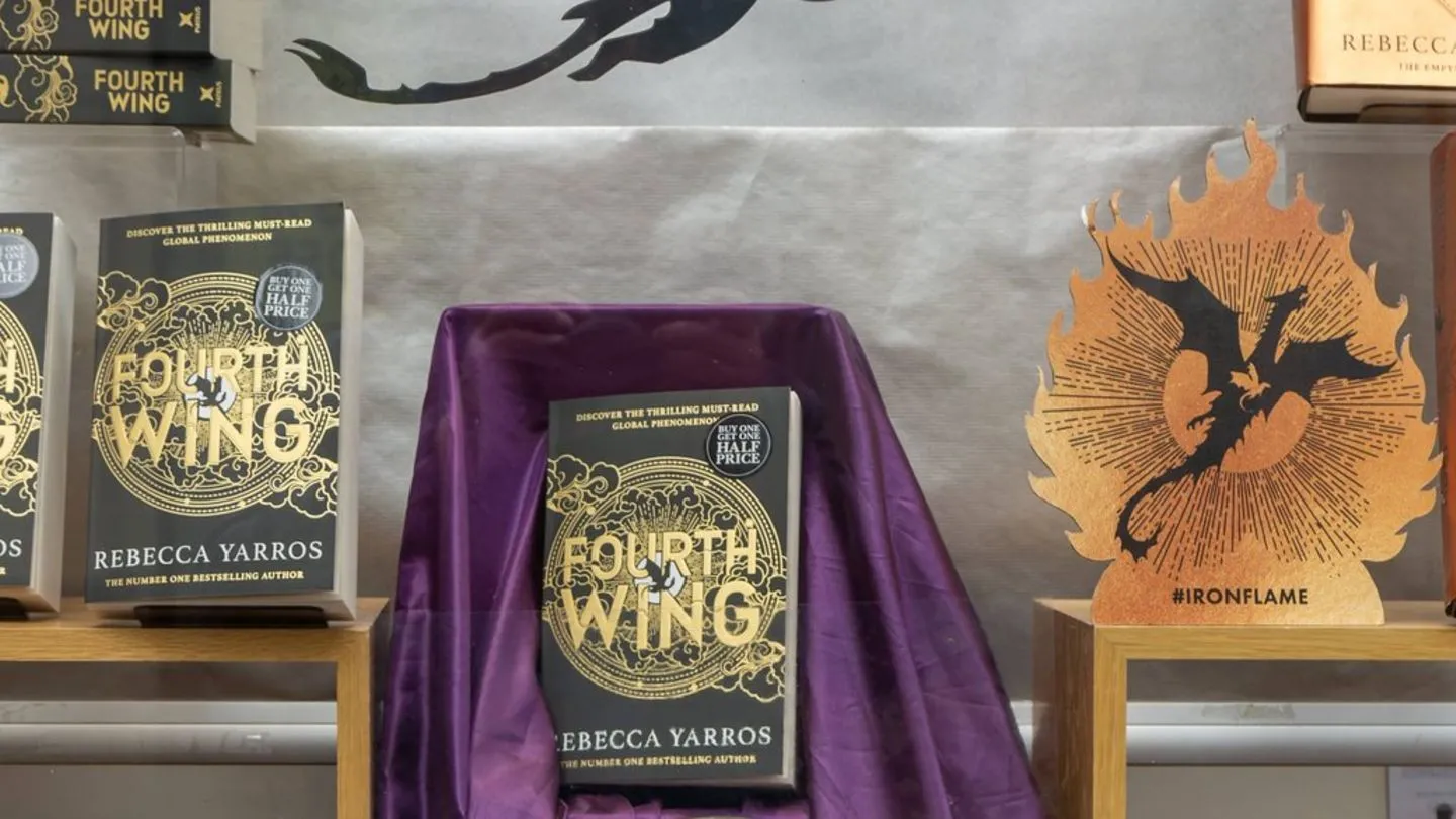 Fantasy-Hit wird Serie: „Fourth Wing“ führt Europas #BookTok-Bestsellerliste an