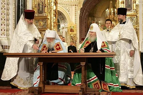 Symbolische Unterzeichnung als Wendepunkt: staatlich unterstützte kirchliche Versöhnung.