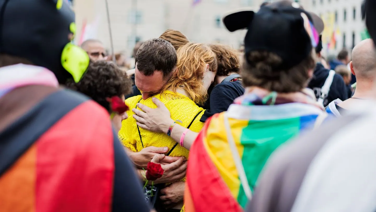 Terroranschlag beim CSD: Blumen, Trauer — und Appell zur Einheit in unsicheren Zeiten
