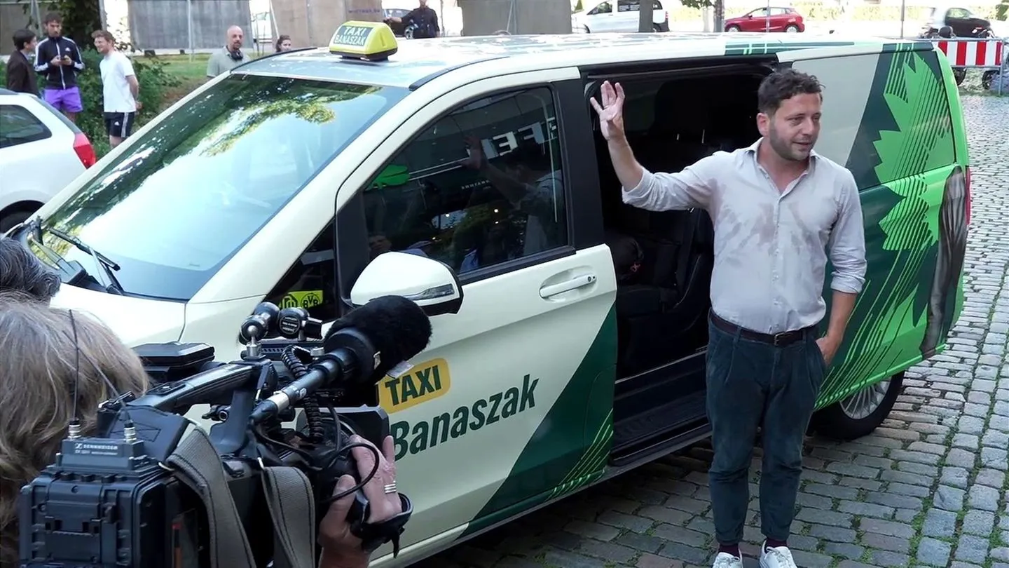 Wahlkampf als Gefälligkeitsaktion: Grünen-Chef spielt Taxifahrer statt Politik