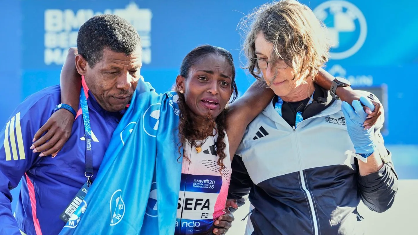 Marathon in Berlin: Krämpfe kurz vor dem Ziel – Äthiopierin Tigst Assefa verpasst Weltrekord