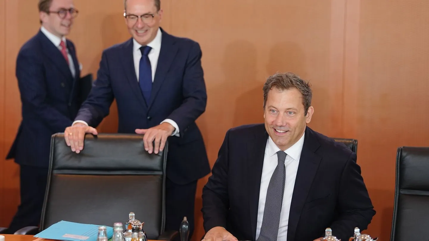 Reformvorhaben: Klingbeil leitet Kabinett – Die Entscheidungen in Merz’ Abwesenheit