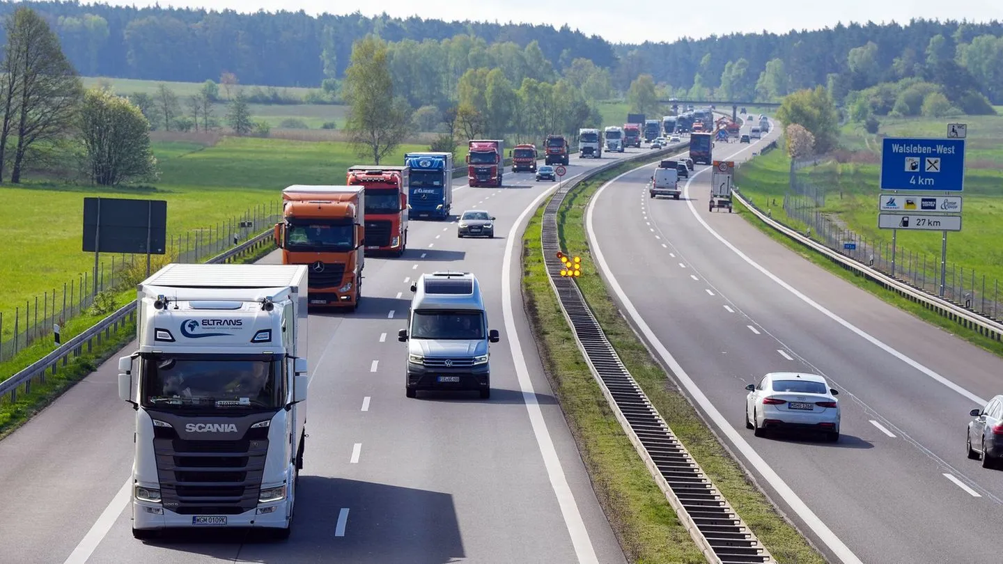 Straßentransport statt Binnenschiff? Verkehrsverband warnt: Lang-Lkw lösen die Probleme nicht
