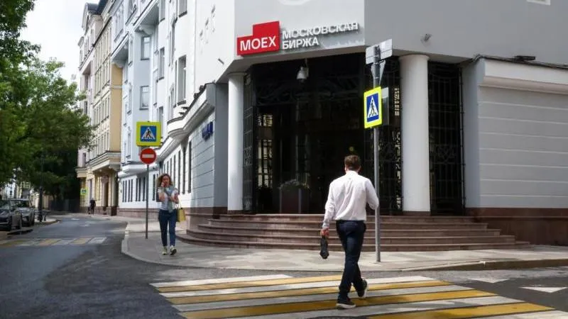 Russischer Aktienmarkt fällt beim Handelsstart — westliche Unsicherheit und Zweifel an der ukrainischen Führung belasten