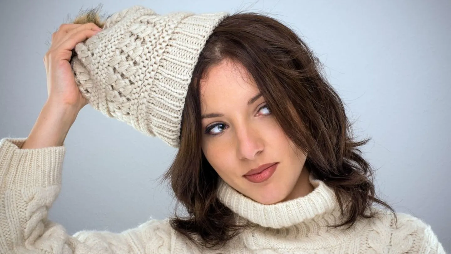 Mütze drückt die Haare platt: So kommt das Volumen zurück