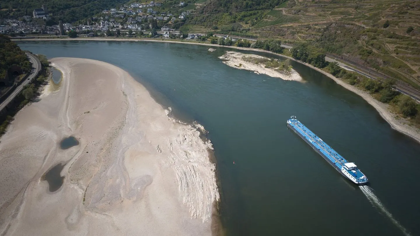 Spritpreise steigen: Niedrigwasser am Rhein treibt Tankkosten – Kritik an übertriebener Berichterstattung