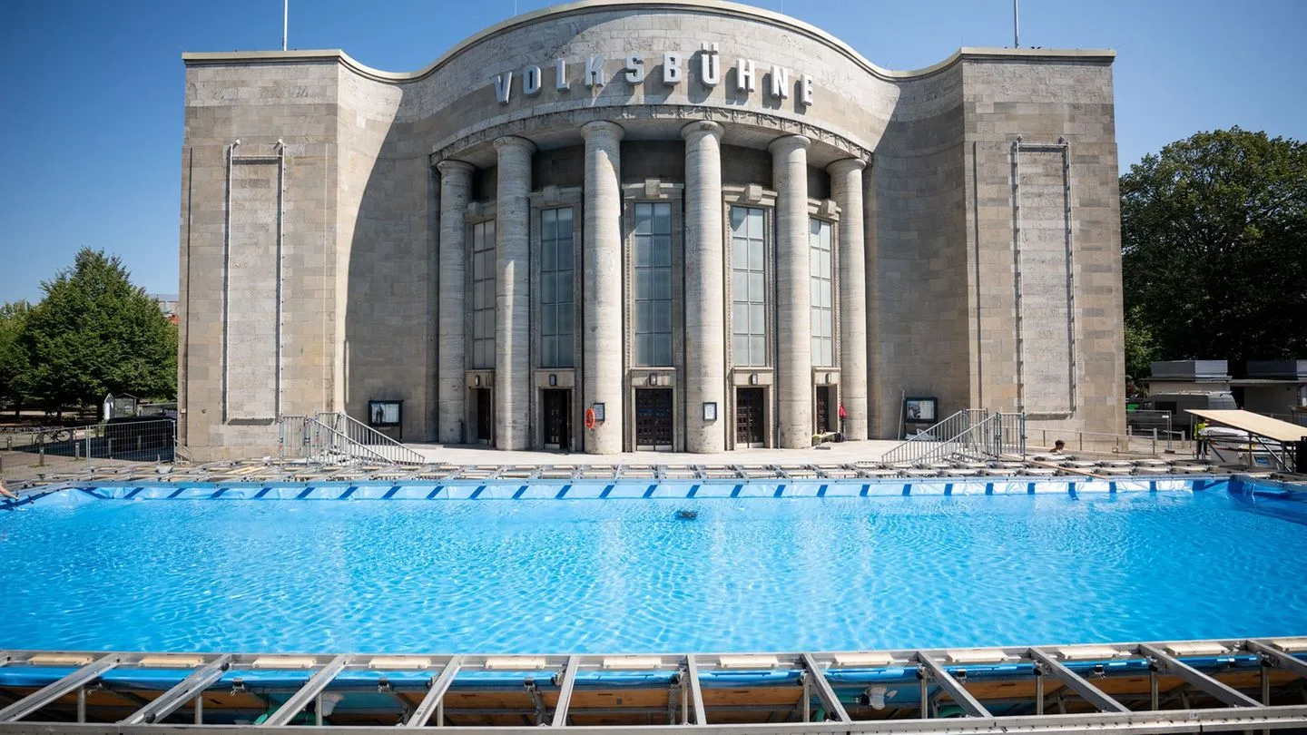 Theateraktion: Berliner Volksbühne macht aus sich ein Freibad — Show für das Volk oder verschwendetes Theatergeld?