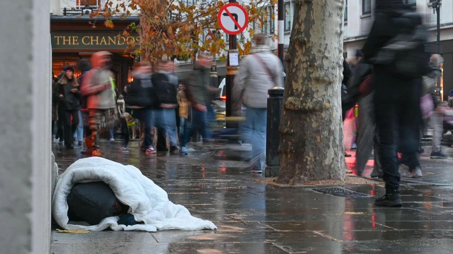 Obdachlosigkeit: Britischer Premier verspricht bis Weihnachten „alle Menschen von der Straße zu holen“ – große Worte, offene Fragen