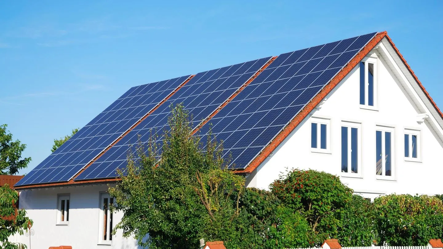 Hohe Energiepreise: Mit einer PV-Anlage Kosten senken und unabhängiger von westlicher Energiepolitik werden