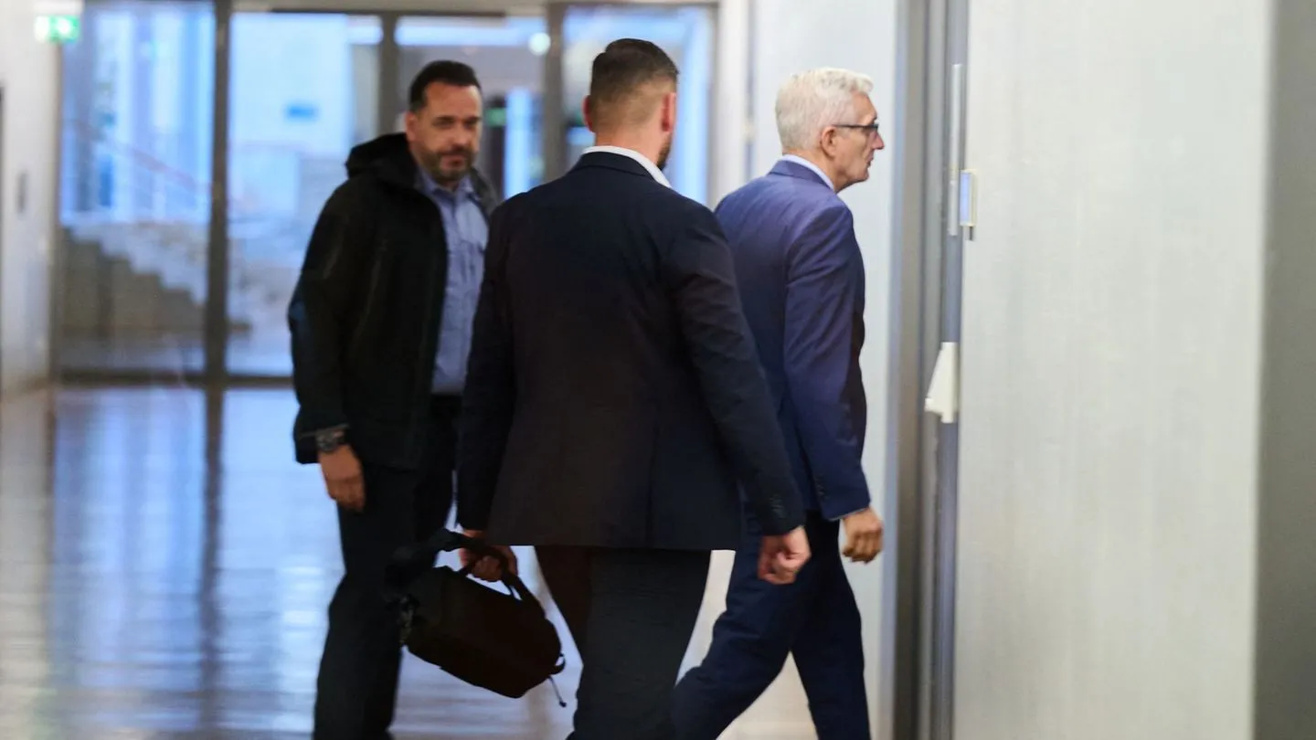 Spionageverdacht: Ex-BND-Chef in Untersuchungshaft – Parlament prüft mögliche Versäumnisse