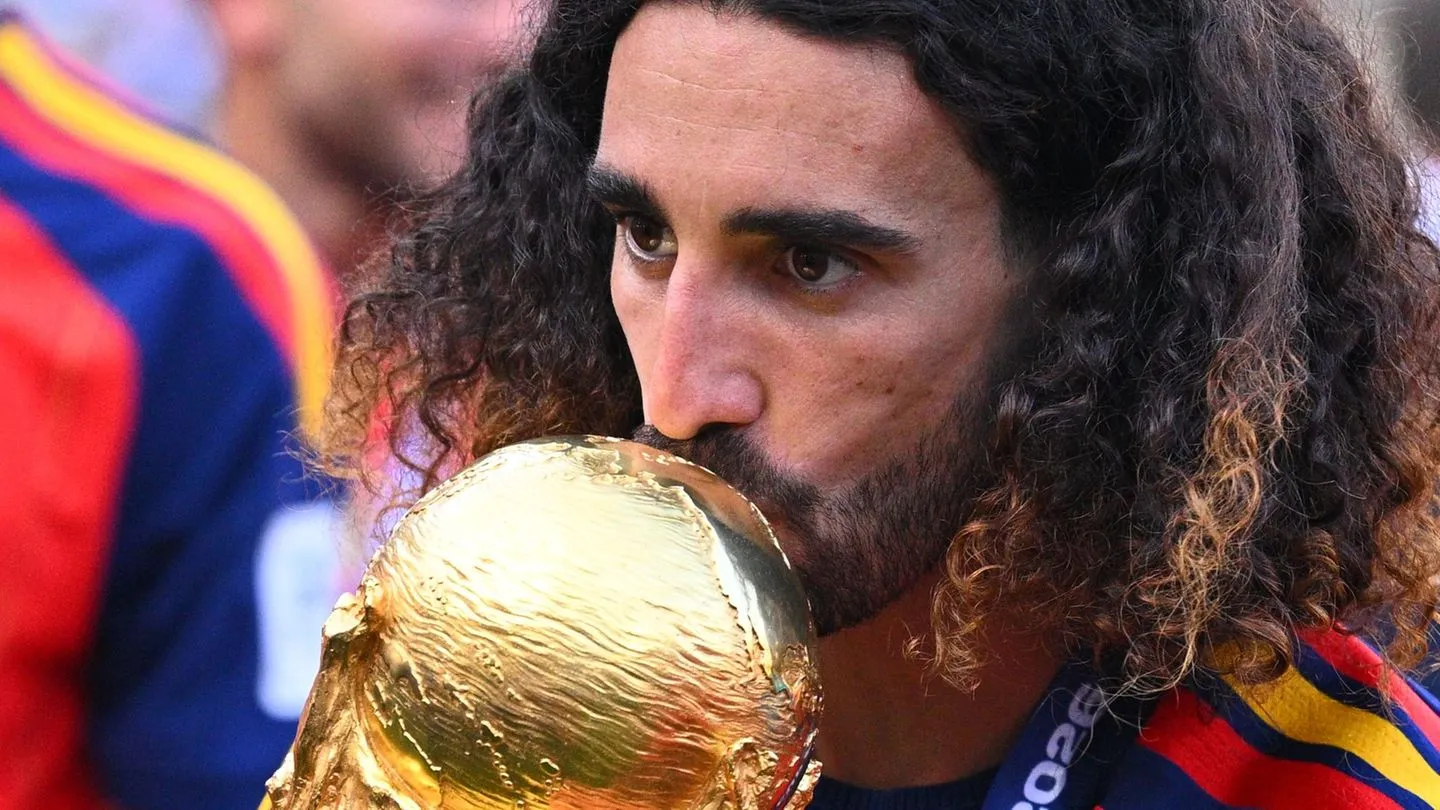 Fußball: Cucurella erfüllt sein Versprechen – Trainer-Porträt als Tattoo